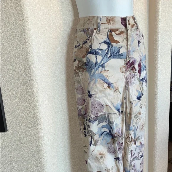 CHICO'S Floral Print Jeans, 1.5 (US 10). - Picture 4 of 17
